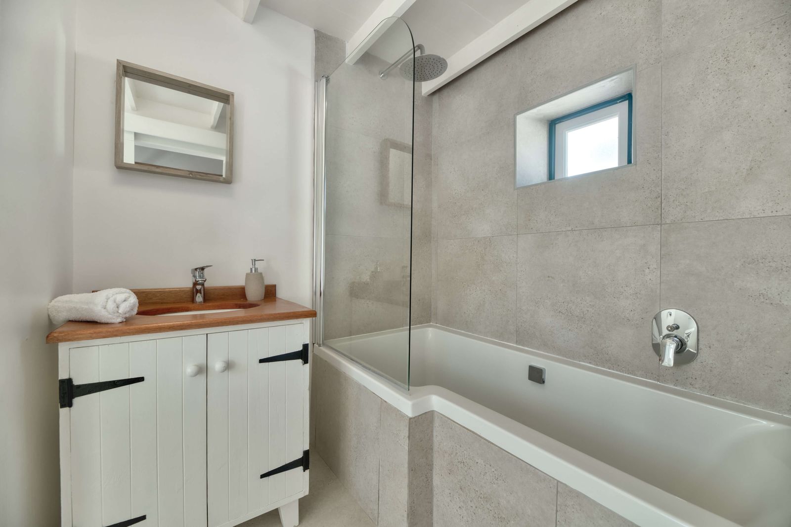 The bath in The Dune Cottage ensuite, the only bath at Cape Creek Retreat